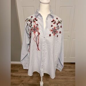 ZARA - NEW!! Embroidered Blue & White Floral Button Up - Size Small